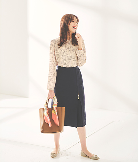 よりクリーンな着こなしが映える
    ベージュのドットブラウス