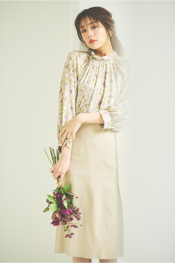 印象的なブラウスで華やぐ