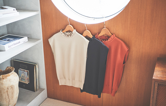 スタンドフリルネックニット